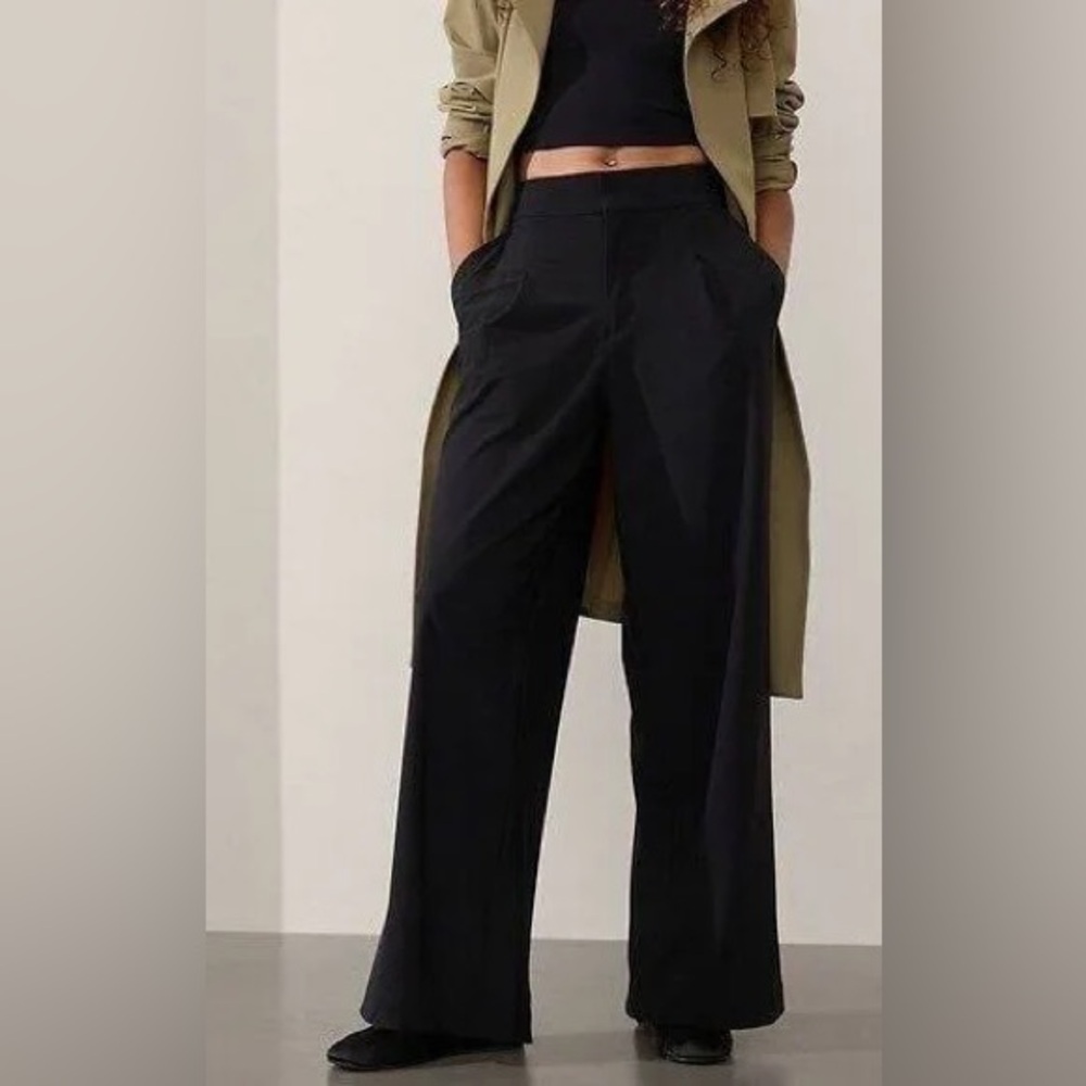 NWOT Athleta Pinnacle Hi-Rise Pleated Cargo Trouser - Black